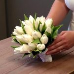 دسته گل عروس لاله مینیمال با گل‌های سفید و طراحی ساده و شیک