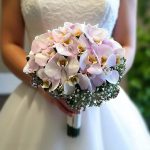 دسته گل عروس ارکیده صورتی ملیح با طراحی شیک و گل‌های صورتی نرم