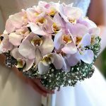 دسته گل عروس ارکیده صورتی ملیح برای عروسی‌های شیک و لوکس