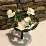 "دسته گل عروس مینیمال از گل‌های سفید ارکیده و برگ‌های سبز، ترکیبی شیک و بی‌نظیر برای عروسی‌های ساده و خاص."