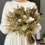 "دسته گل عروس روستیک، طراحی خاص و طبیعی با گل‌های خشک و گیاهان رنگارنگ برای عروسی‌های ساده و روستیک."