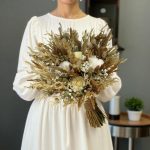 "دسته گل عروس روستیک با گل‌های خشک و گیاهان طبیعی، انتخابی خاص و زیبا برای عروسی‌های ساده و طبیعی."