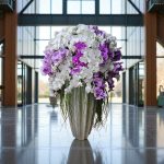 جام گل ارکیده باشکوه با طراحی مدرن و ترکیب رنگ‌های سفید و بنفش، هدیه‌ای عالی از گلفروشی فلورانس.