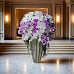 جام گل ارکیده باشکوه از گلفروشی فلورانس با طراحی شیک و ارکیده‌های سفید و بنفش برای مناسبت‌های خاص.