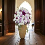 "جام گل طلایی ارکیده با گل‌های سفید و بنفش، هدیه‌ای لوکس و شیک از فلورانس"