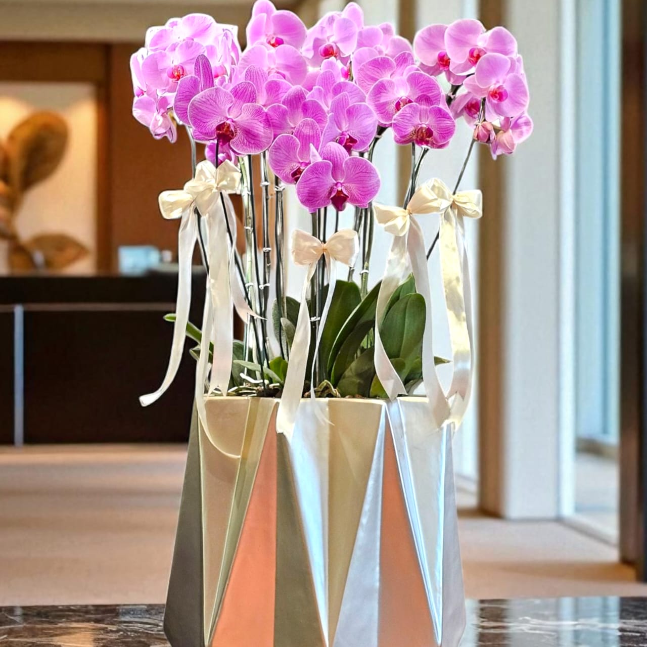 مجموعه-ارکیده-بیظیر-فلورانس-کد6316-2 "مجموعه ارکیده بیظیر فلورانس با گلهای ارکیده سفید و صورتی در طراحی مدرن از گلفروشی فلورانس"