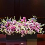 باکس گل صورتی شلوغ از گالری فلورانس، هدیه‌ای زیبا و شیک با ترکیب گل‌های صورتی و بنفش