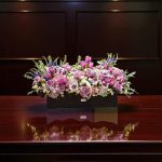 باکس گل صورتی شلوغ با ترکیب گل‌های رز صورتی و ارکیده بنفش برای هدیه‌های ویژه از گالری فلورانس