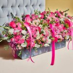 باکس گل صورتی جیغ با ترکیب گل‌های رز صورتی و طراحی شاد و مدرن از گالری فلورانس