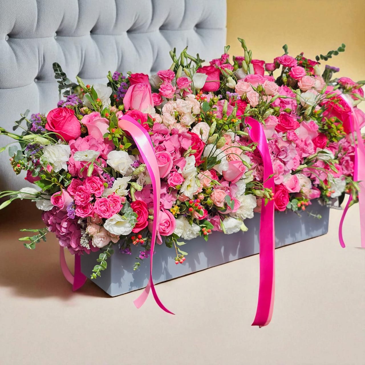 باکس-گل-صورتی-جیغ-کد-6327-1 باکس گل صورتی جیغ با ترکیب گلهای رز صورتی و طراحی شاد و مدرن از گالری فلورانس