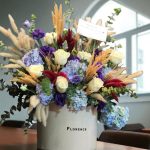 باکس گل روستیک شلوغ با ترکیب گل‌های طبیعی رنگارنگ و علف‌های خشک، بهترین انتخاب برای تزیین فضای منزل شماست.