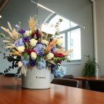 باکس گل روستیک شلوغ از گل‌های طبیعی با رنگ‌های متنوع و علف‌های خشک زیبا تشکیل شده که هر فضایی را زیبا می‌کند.