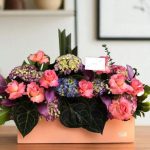 باکس گل رز باز با طراحی زیبا و گل‌های رنگارنگ، هدیه‌ای خاص از گلفروشی فلورانس