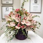 باکس گل آنتریوم فلورانس با گل‌های آنتریوم کرم‌صورتی و رز مینیاتوری شیک