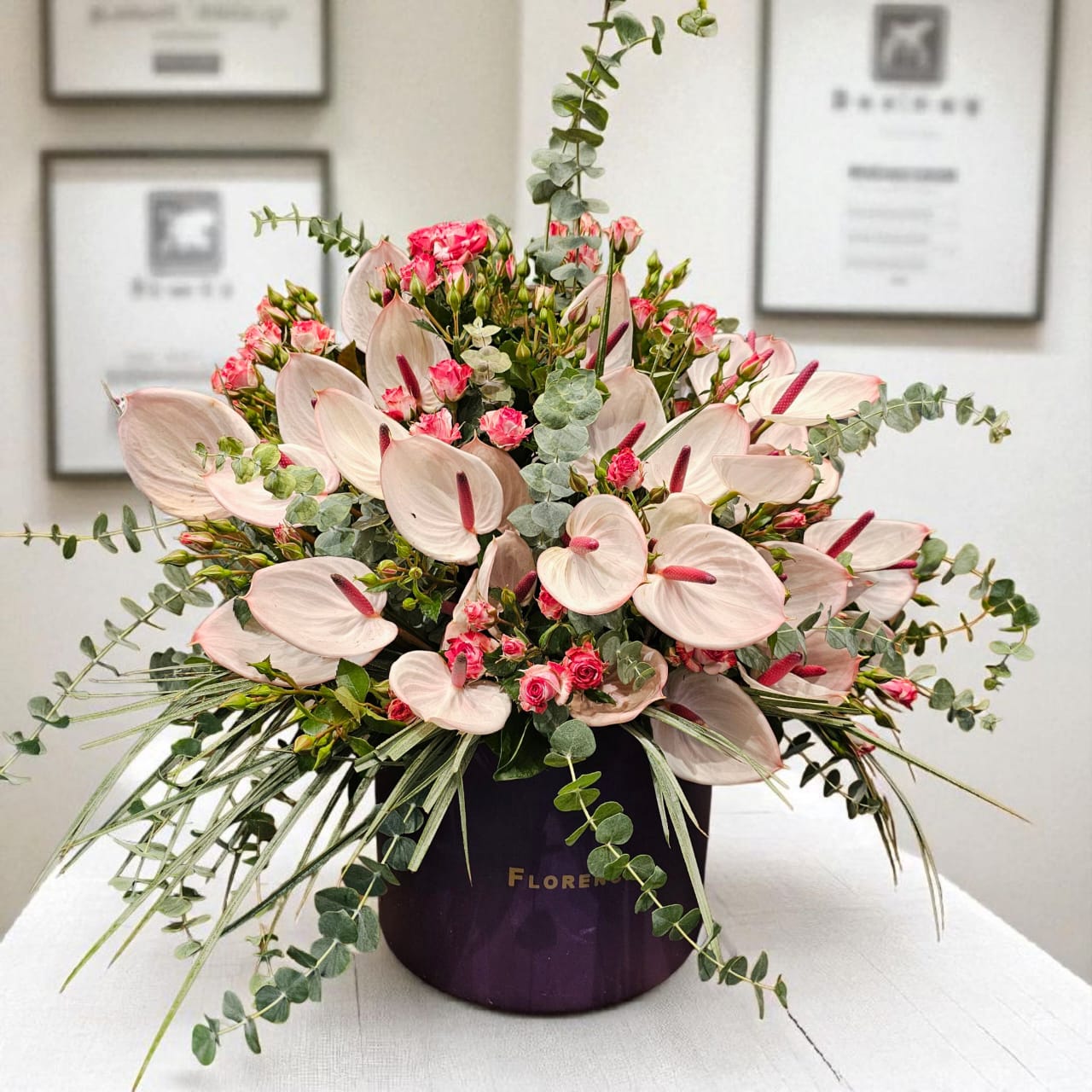 باکس-گل-آنتریوم-فلورانس-6334-1 باکس گل آنتریوم فلورانس با گلهای آنتریوم کرمصورتی و رز مینیاتوری شیک