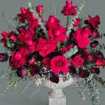 خرید گل رومیزی رز قرمز لوکس با طراحی کلاسیک و گل‌آرایی حرفه‌ای