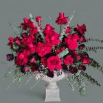 گل رومیزی رز قرمز لوکس در ظرف کلاسیک سنگی با طراحی لاکچری