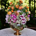 بلور گل ترکیبی فلورانس، گلدانی شیک و بی‌نظیر از گل‌های اورکید و رز هلویی که به زیبایی طراحی شده است. این گلدان یک انتخاب عالی برای تزئین خانه یا هدیه دادن به عزیزانتان است.