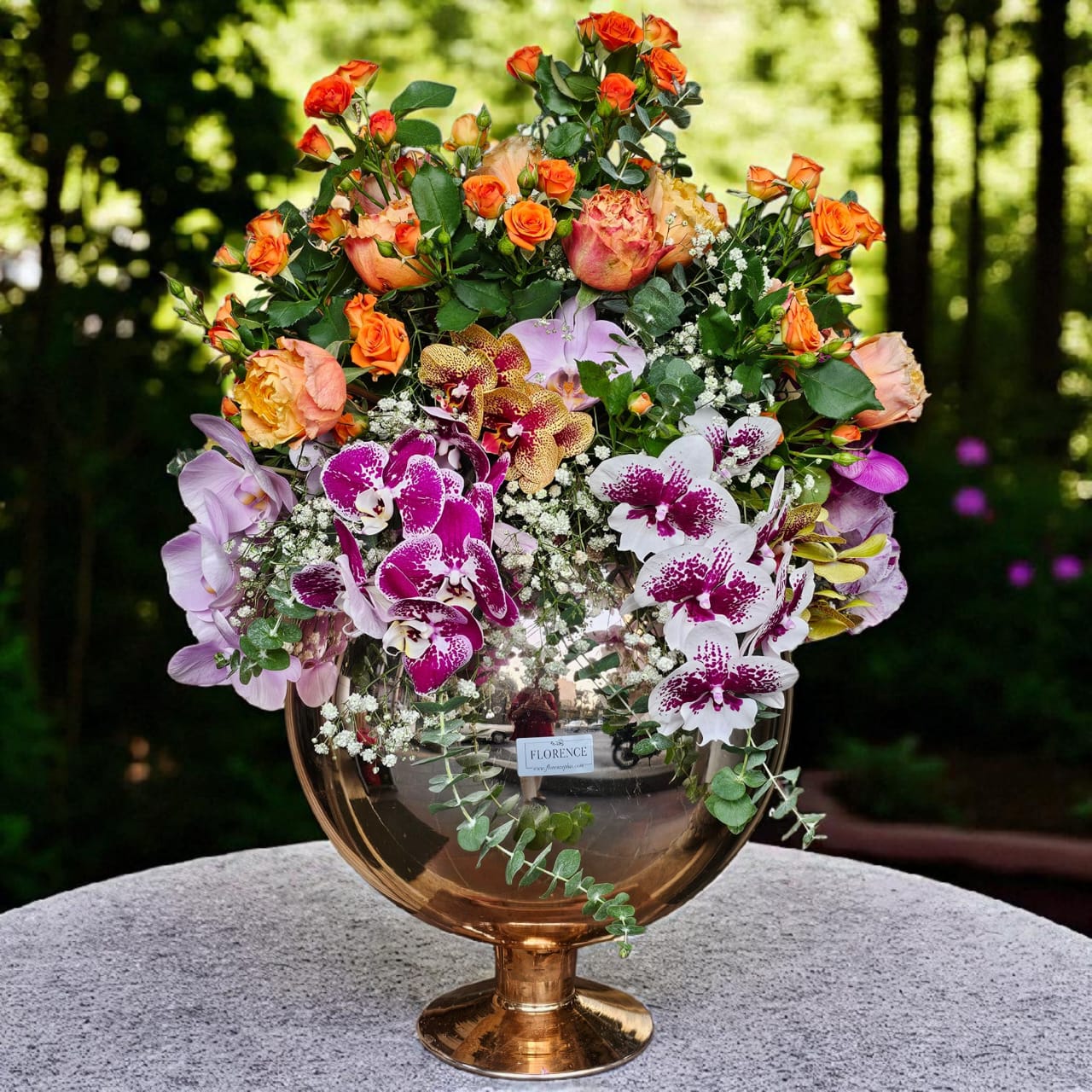 بلور-گل-ترکیبی-فلورانس-کد-6336-1 بلور گل ترکیبی فلورانس، گلدانی شیک و بینظیر از گلهای اورکید و رز هلویی که به زیبایی طراحی شده است. این گلدان یک انتخاب عالی برای تزئین خانه یا هدیه دادن به عزیزانتان است.