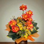 گل رومیزی نارنجی فلورانس، ترکیبی زیبا از گل‌های رز نارنجی و گل‌های زرد که در یک گلدان شیک قرار گرفته است. این گل‌آرایی شاد و رنگارنگ، بهترین انتخاب برای فضاهای مدرن و شاد است.