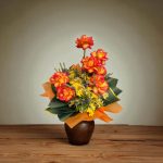 گل رومیزی نارنجی فلورانس، یک گلدان شیک با ترکیب گل‌های رز نارنجی و زرد، جلوه‌ای زیبا و انرژی‌بخش برای هر فضا ایجاد می‌کند. این گلدان خاص، انتخابی عالی برای دکوراسیون منزل یا محل کار است.