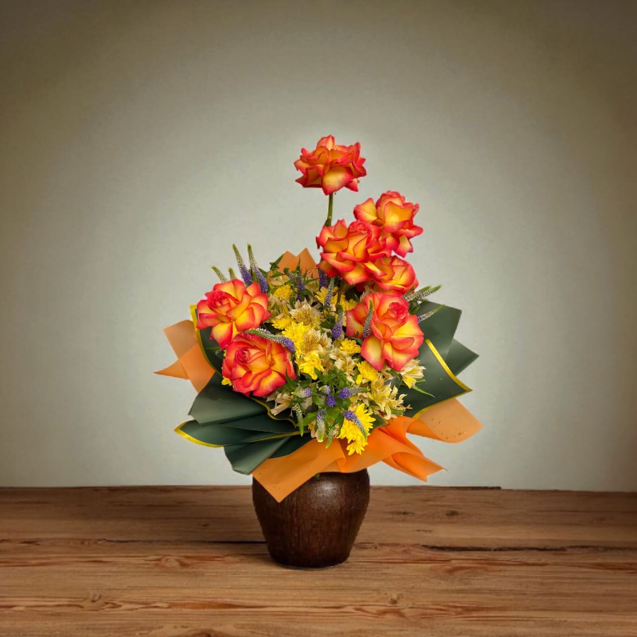 گل-رومیزی-نارنجی-فلورانس-6338-1 گل رومیزی نارنجی فلورانس، یک گلدان شیک با ترکیب گلهای رز نارنجی و زرد، جلوهای زیبا و انرژیبخش برای هر فضا ایجاد میکند. این گلدان خاص، انتخابی عالی برای دکوراسیون منزل یا محل کار است.