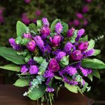 دسته گل جینجر و لیاتریس با رنگ‌های بنفش و سرخابی، طراحی شیک و منحصر به فرد.