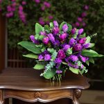 دسته گل جینجر و لیاتریس با ترکیب رنگ‌های بنفش و سرخابی، انتخابی خاص و زیبا.