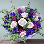 دسته گل رز و جینجر با گل‌های تازه و رنگ‌بندی شاد مناسب هدیه و دکوراسیون