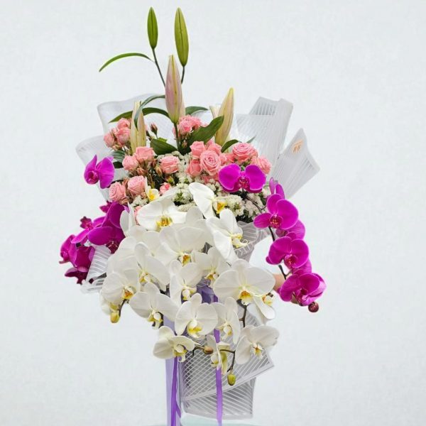 دسته گل آبشاری فلو و غنچه لیلیوم با گل‌های تازه و طراحی هنرمندانه مناسب دکوراسیون و هدیه