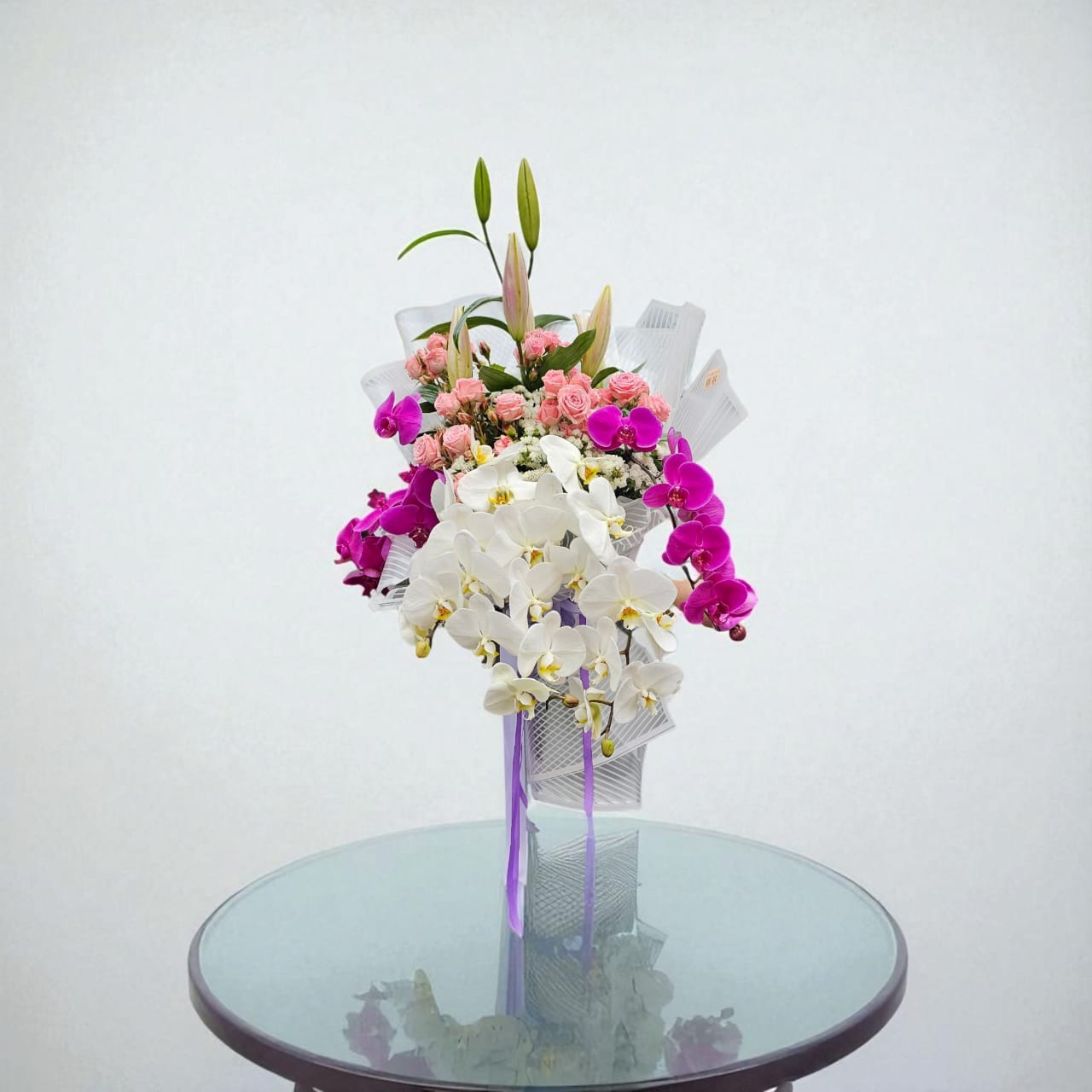 دسته گل آبشاری فلو و غنچه لیلیوم کد 6356 دسته گل آبشاری فلو و غنچه لیلیوم با طراحی لوکس و گلآرایی عمودی مناسب مراسمهای خاص