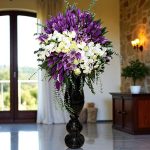 استند بلور نماشگاهی مناسب برای دکور غرفه و نمایش محصولات لوکس