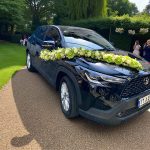 گل‌آرایی ماشین عروس با رز قرمز و انتریوم سفید از گلفروشی فلورانس