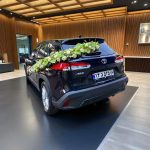 ماشین عروس با گل‌آرایی رز و انتریوم سفید و قرمز