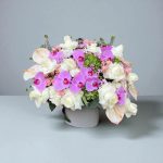 گلدان گل گرد با ارکیده صورتی و رز سفید لوکس