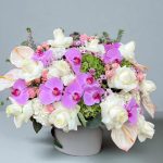 گلدان گرد با گل‌های ارکیده صورتی و رز سفید تازه