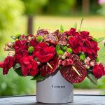 باکس گل رومیزی زرشکی با گل‌های رز و طراحی مینیمال