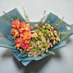 دسته گل رز و داوودی پاییزی با رنگ‌های گرم و دلنشین