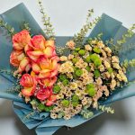 دسته گل رز قرمز و داوودی زرد پاییزی برای مناسبت‌های خاص