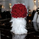 استند لوکس دسته گل رز ۱۱۰ شاخه قرمز برای مناسبت‌های خاص