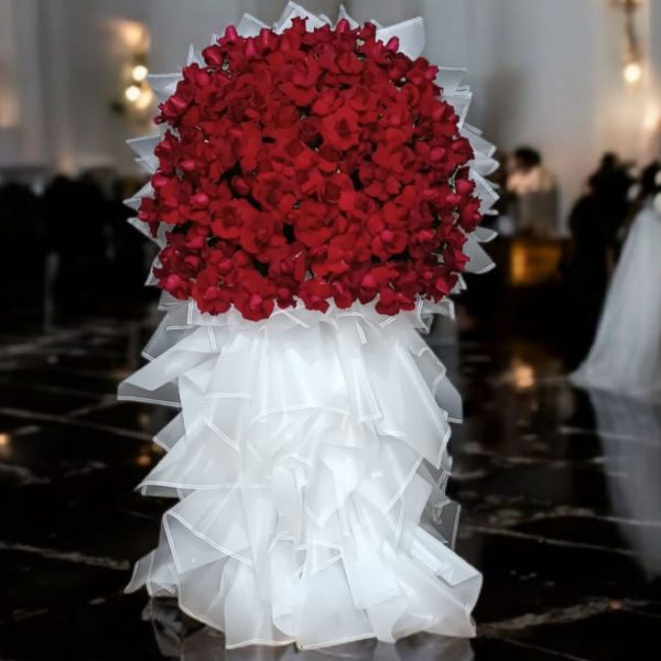 استند گل رز ۱۱۰ شاخه با طراحی خاص و ارسال فوری