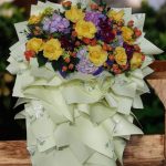 استند گل پاییزی شیک با گل‌های فصلی و رنگ‌های زرشکی و طلایی