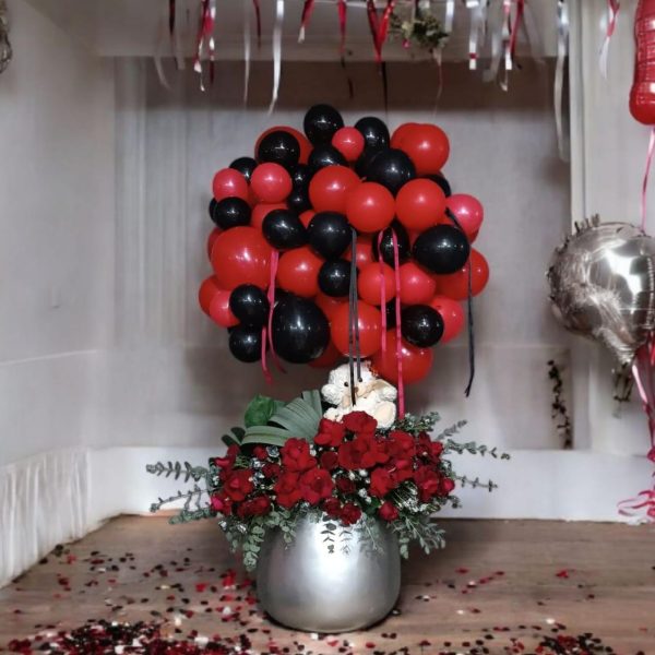 گلدان فایبر گلاس با رز هلندی و بادکنک قلبی مناسب هدیه عاشقانه