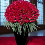 استند گل رز فایبرگلاس با طراحی مدرن و گل‌آرایی طبیعی برای دکوراسیون داخلی