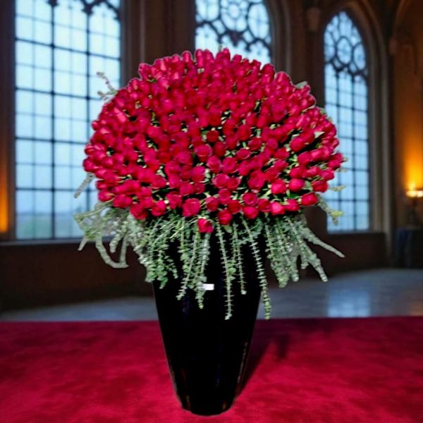 استند فایبرگلاس گل رز با ترکیب رنگی خاص و پایه مقاوم برای فضاهای مدرن