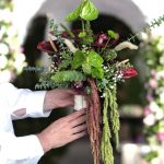 دسته گل عروس سبک راستیک با گلهای طبیعی و طراحی ساده و شیک