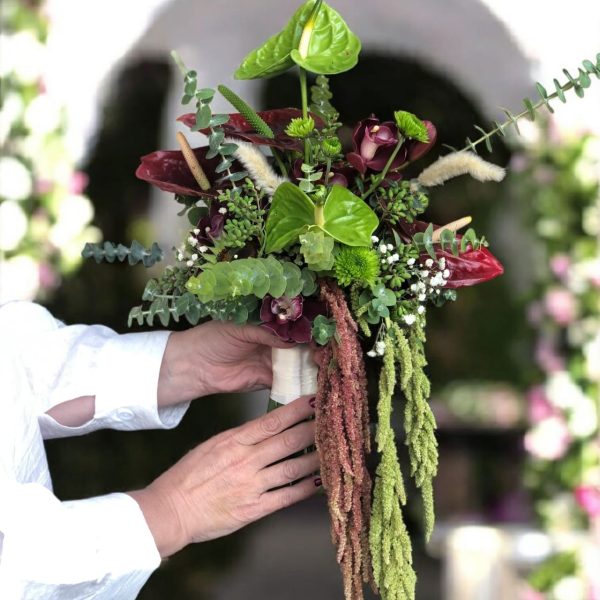 دسته گل عروس سبک راستیک با گل‌های طبیعی و طراحی ساده و شیک