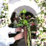 دسته گل عروس راستیک با گلهای فصلی و برگهای سبز در طراحی طبیعی