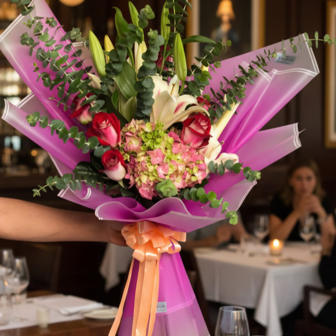 دسته گل یک طرفه و خاص صورتی کد 6404 دسته گل صورتی یکطرفه با گلهای طبیعی و طراحی خاص برای مناسبتهای ویژه