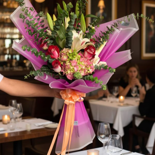 دسته گل یک طرفه و خاص صورتی با طراحی هنرمندانه و گل‌های تازه